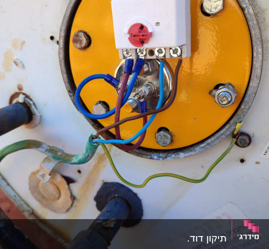 חיבורים חשמליים על דוד שמש עם כבלים צבעוניים